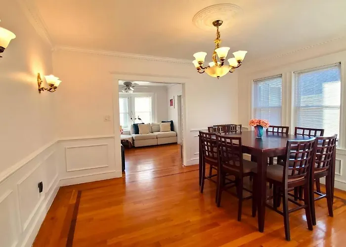 Near Train Station Gorgeous 3-Bedroom Apartment With Patios