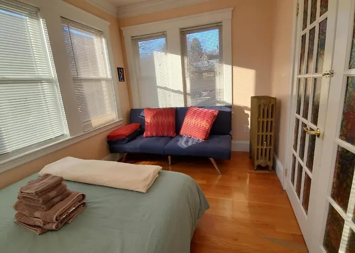 Near Train Station Gorgeous 3-Bedroom Apartment With Patios