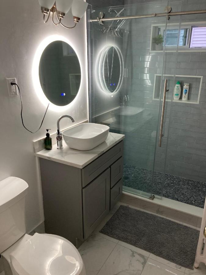 Near Train Station Gorgeous 3-bedroom With Patios Appartement