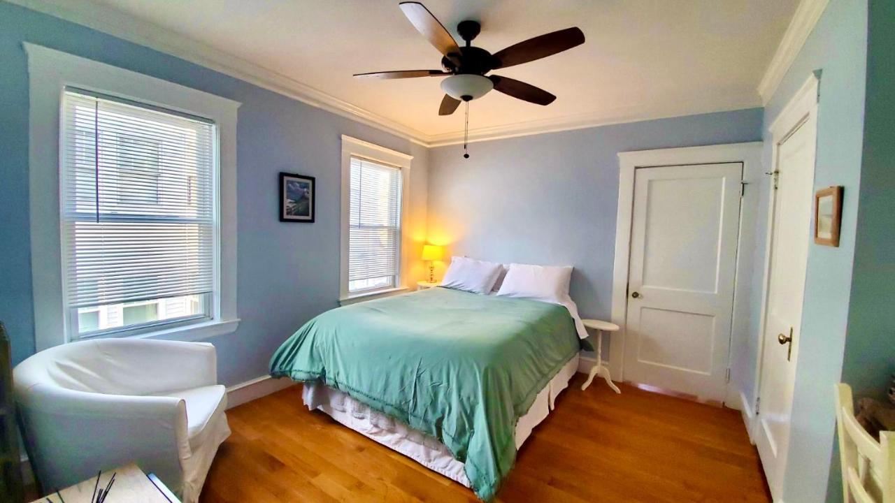 Near Train Station Gorgeous 3-bedroom With Patios Appartement Boston